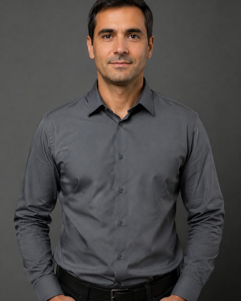 Retrato de estúdio de homem de camisa de trabalho cinzenta, fundo cinzento escuro